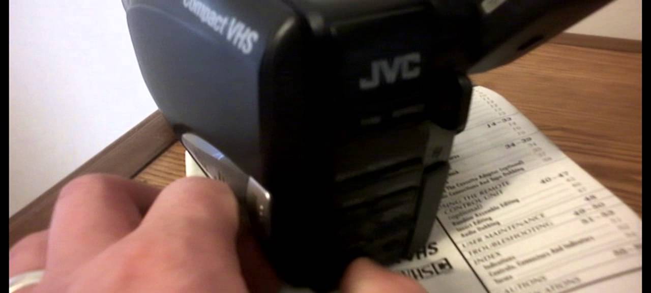 JVC COMPACT VHS GR FX11 VIDEO MOVIE CAMCORDER CAMERA WITH BATTERIES AND CHARGER